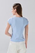 Camiseta unicolor con escote V, texturas y manga corta