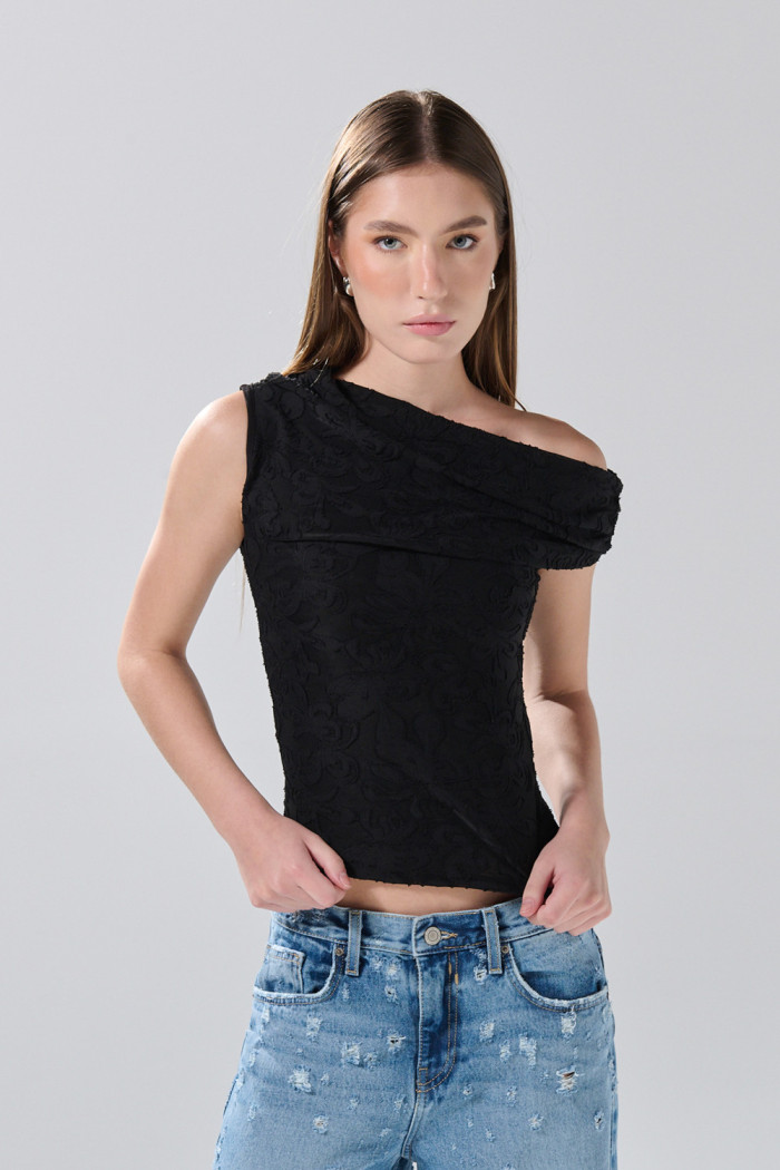 Blusa unicolor estampada con escote asimétrico y manga sisa