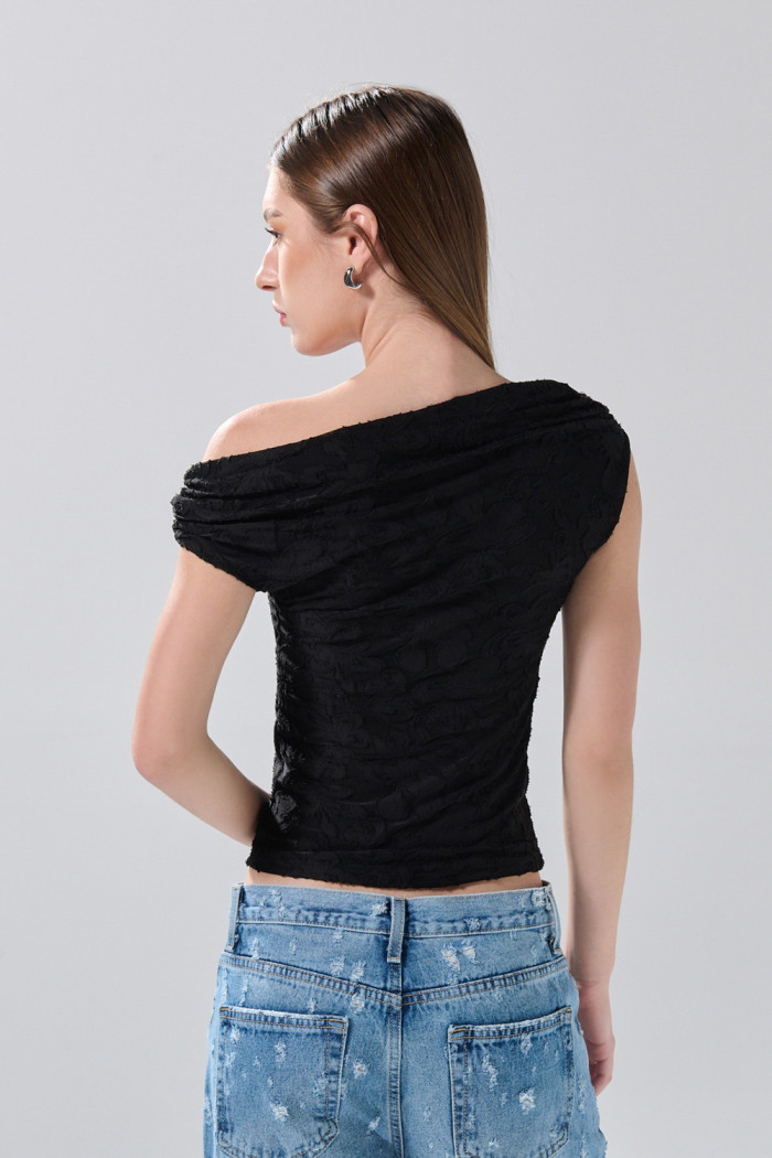 Blusa unicolor estampada con escote asimétrico y manga sisa