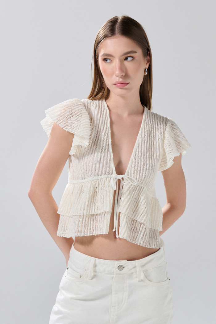 Blusa crema clara con escote V, manga corta y diseños