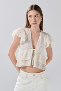 Blusa crema clara con escote V, manga corta y diseños