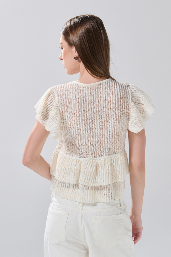 Blusa crema clara con escote V, manga corta y diseños