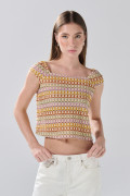Camiseta top crema clara manga sisa con diseños coloridos