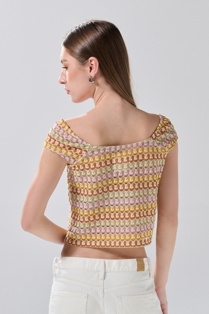 Camiseta top crema clara manga sisa con diseños coloridos