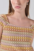 Camiseta top crema clara manga sisa con diseños coloridos