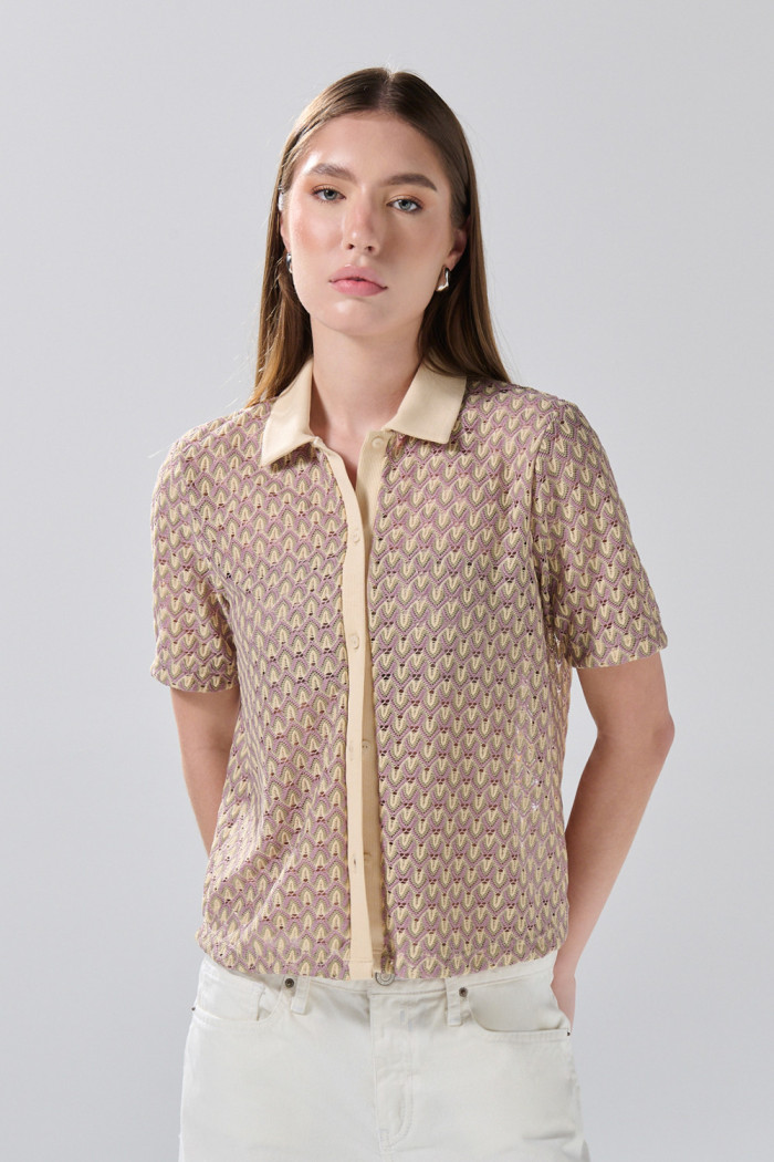 Blusa crema manga corta con figuras y cuello camisero