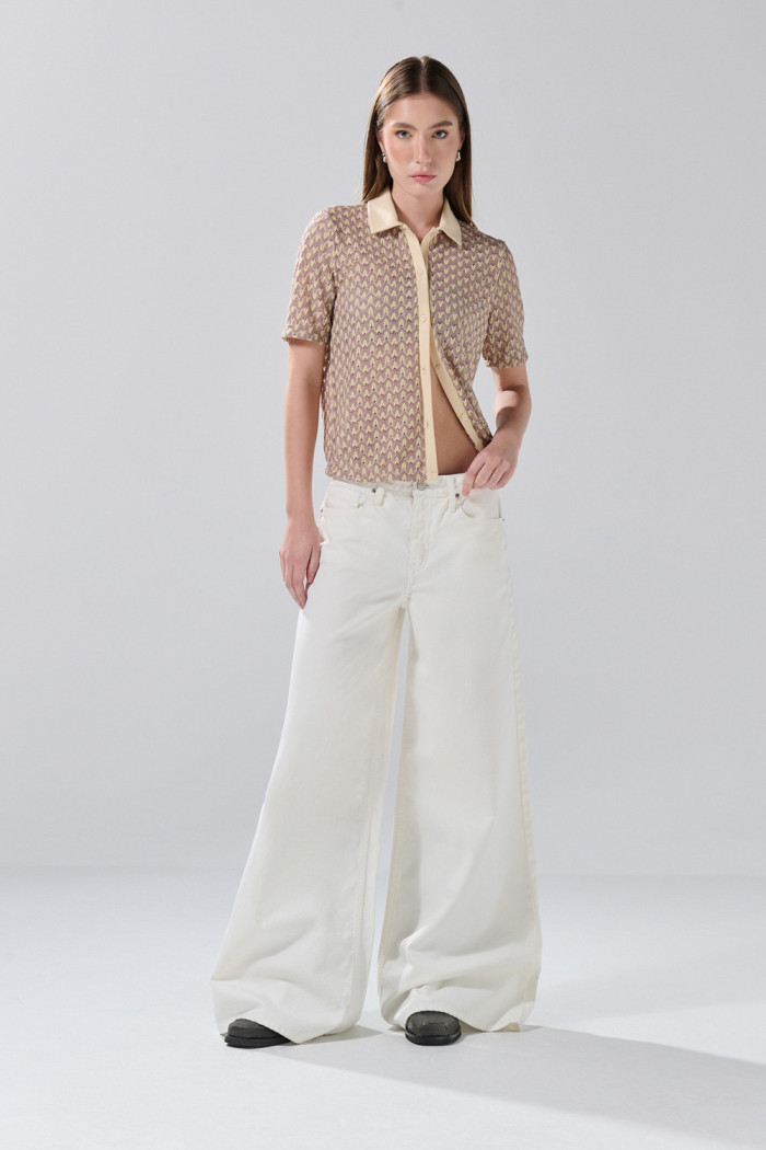 Blusa crema manga corta con figuras y cuello camisero
