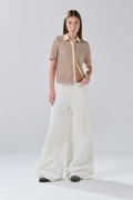 Blusa crema manga corta con figuras y cuello camisero