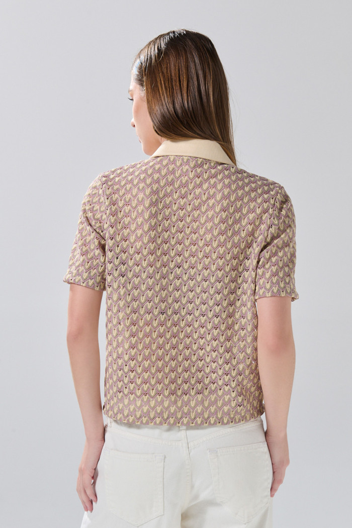 Blusa crema manga corta con figuras y cuello camisero