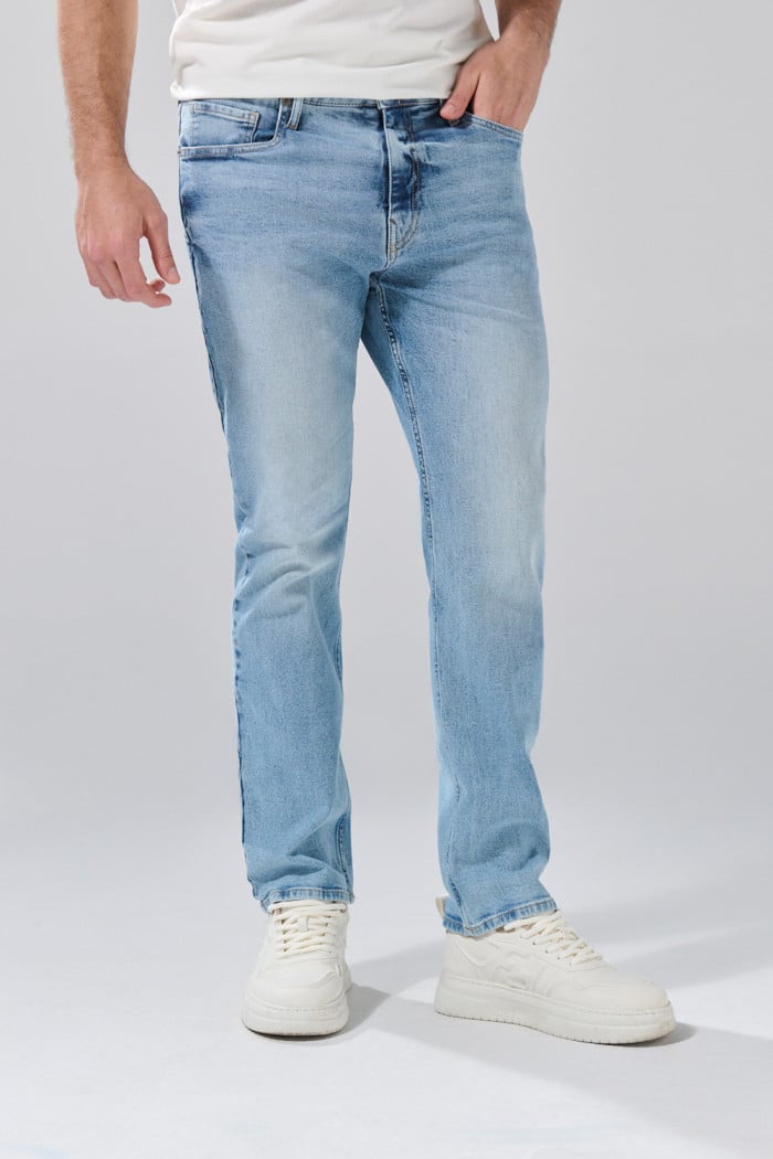 Jean azul claro straight leg infaltables con bota recta
