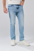 Jean azul claro straight leg infaltables con bota recta
