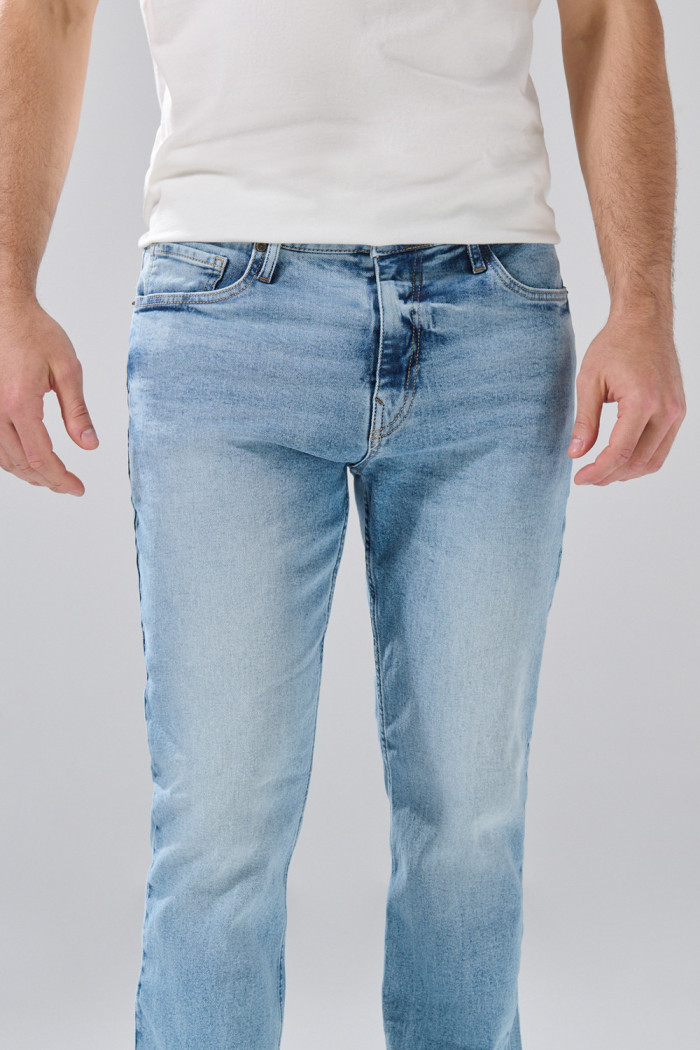 Jean azul claro straight leg infaltables con bota recta
