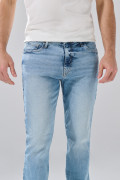 Jean azul claro straight leg infaltables con bota recta
