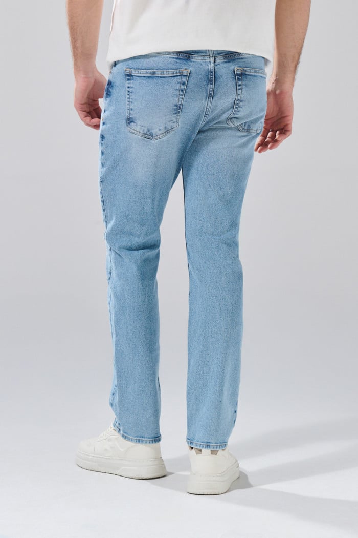 Jean azul claro straight leg infaltables con bota recta

