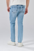 Jean azul claro straight leg infaltables con bota recta
