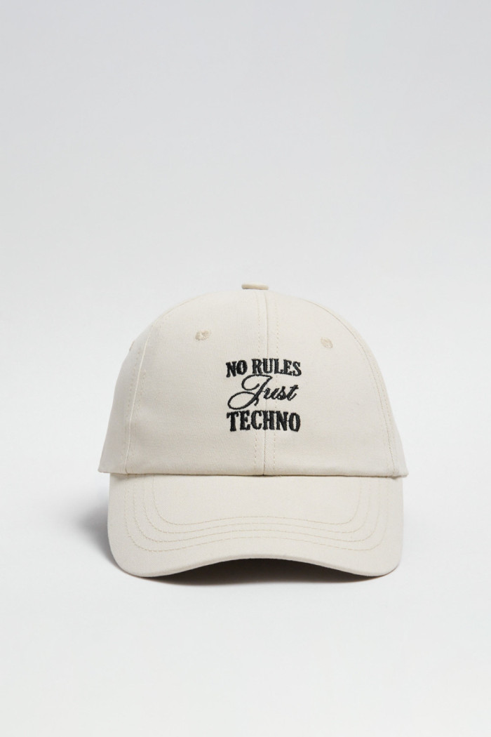 Cachucha beisbolera kaki clara con texto negro bordado

