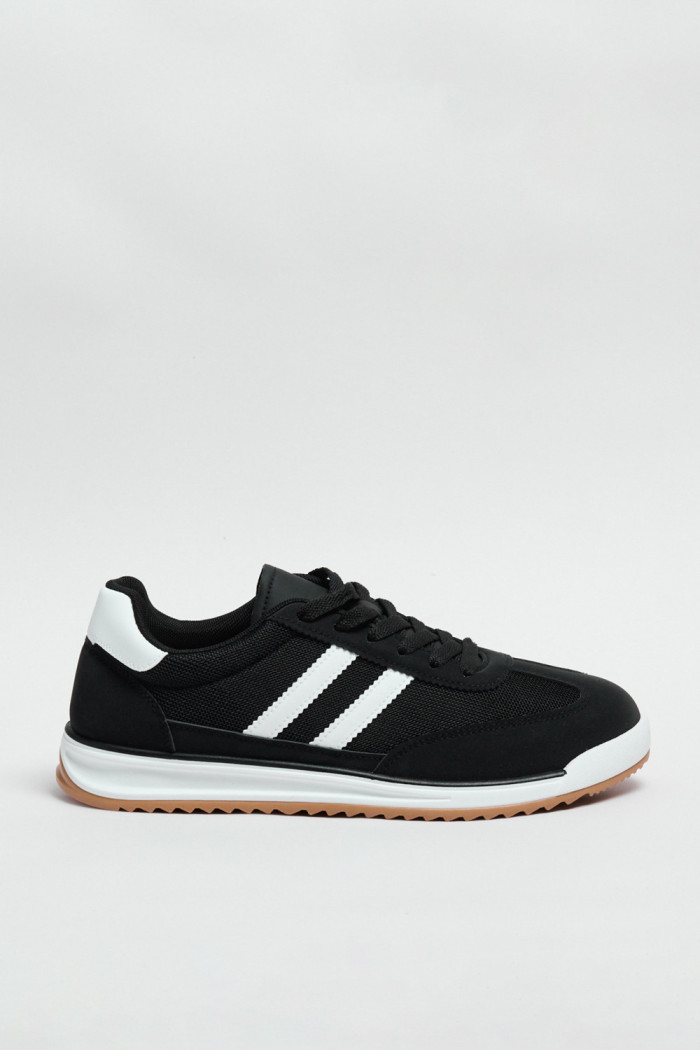 Tenis negros casuales con contrastes blancos y cordones