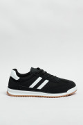 Tenis negros casuales con contrastes blancos y cordones