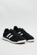 Tenis negros casuales con contrastes blancos y cordones
