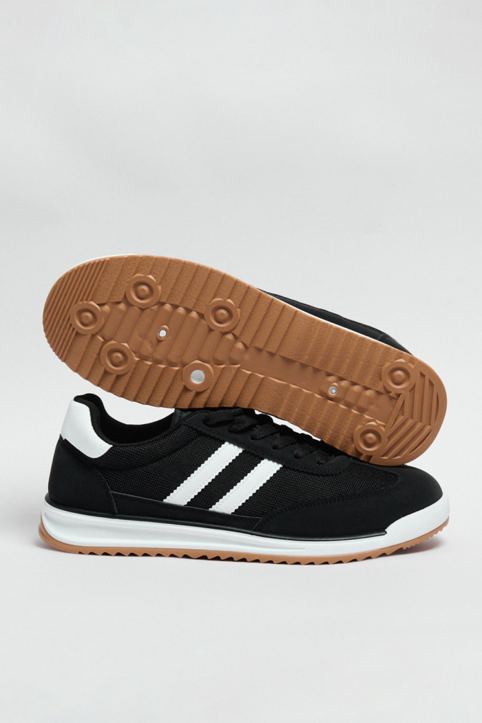 Tenis negros casuales con contrastes blancos y cordones
