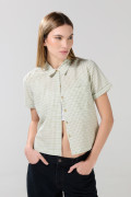 Blusa verde clara con cuello sport y bolsillo cuadrado