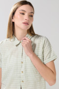 Blusa verde clara con cuello sport y bolsillo cuadrado