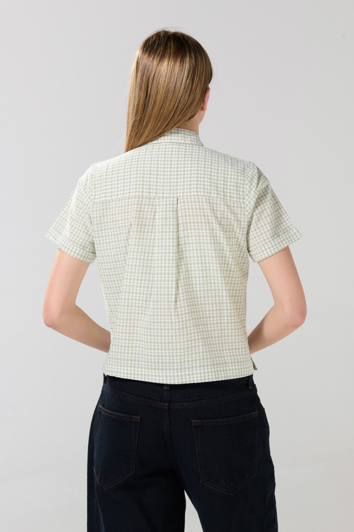 Blusa verde clara con cuello sport y bolsillo cuadrado