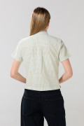 Blusa verde clara con cuello sport y bolsillo cuadrado