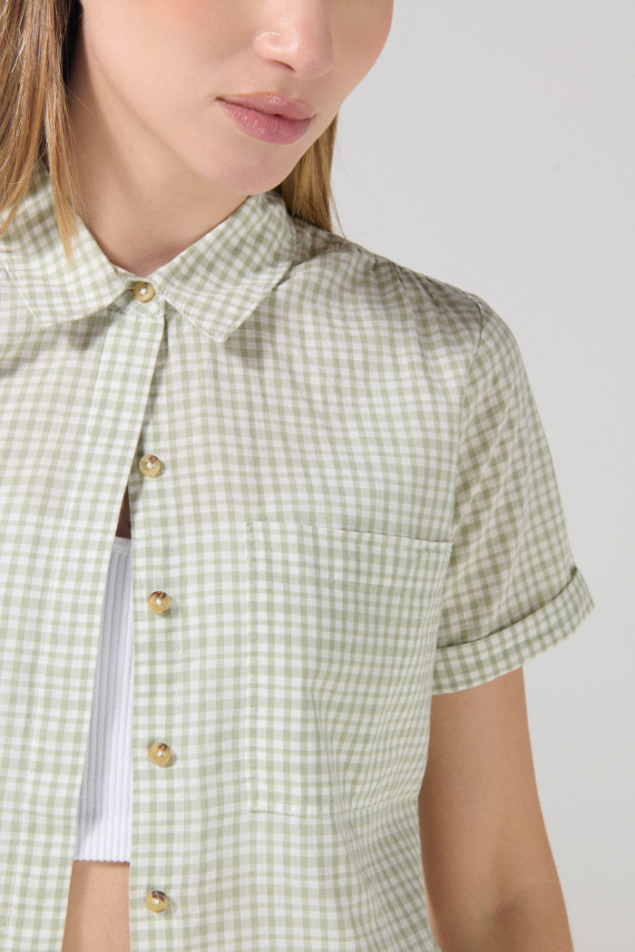 Blusa verde clara con cuello sport y bolsillo cuadrado