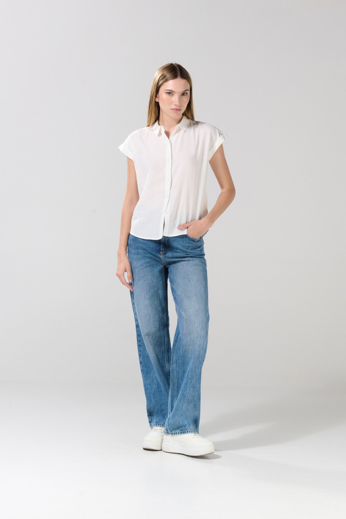 Blusa manga corta unicolor con botones y hombro rodado