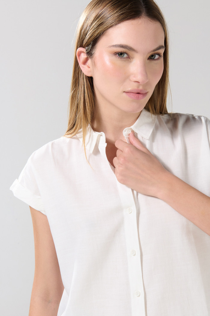 Blusa manga corta unicolor con botones y hombro rodado