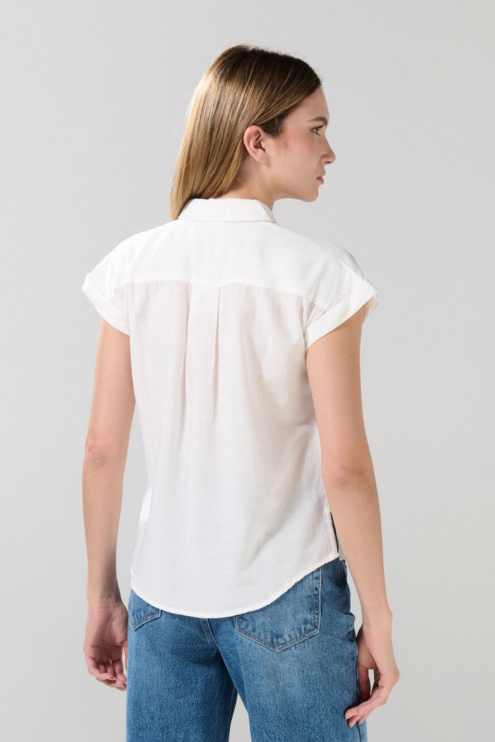 Blusa manga corta unicolor con botones y hombro rodado