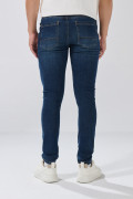 Jean tiro bajo skinny azul oscuro con costuras visibles
