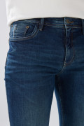 Jean tiro bajo skinny azul oscuro con costuras visibles
