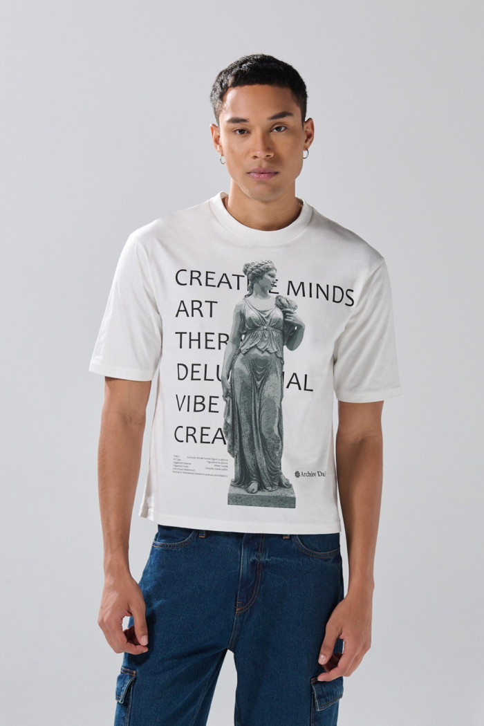 Camiseta manga corta crema con diseño de escultura