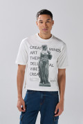 Camiseta manga corta crema con diseño de escultura