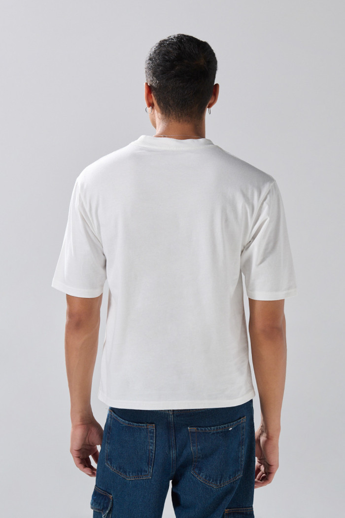 Camiseta manga corta crema con diseño de escultura