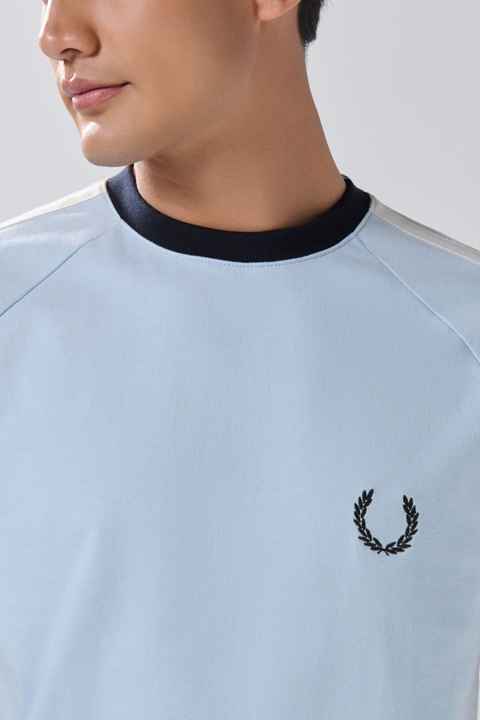 Camiseta manga ranglan azul college con contrastes