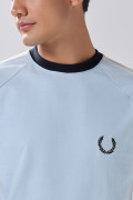 Camiseta manga ranglan azul college con contrastes