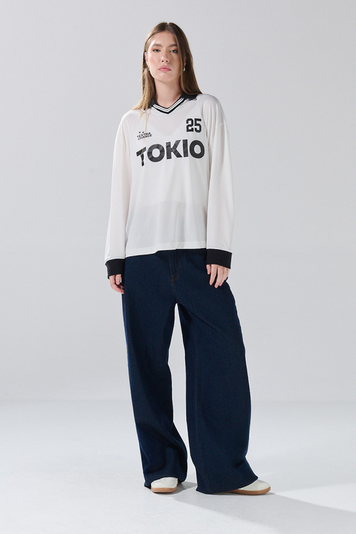 Camiseta manga larga oversize crema con diseño college