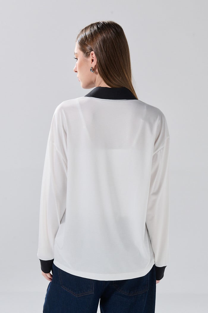 Camiseta manga larga oversize crema con diseño college