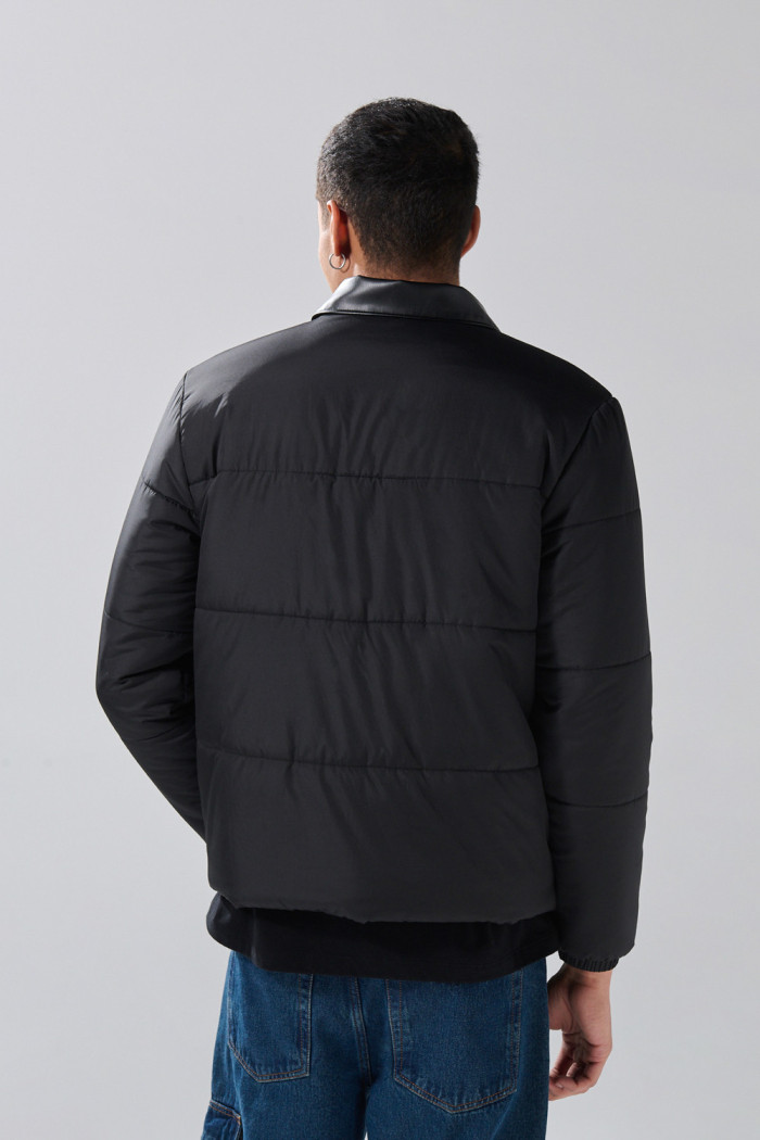 Chaqueta acolchada bomber unicolor con bolsillos y cremallera
