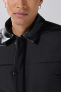 Chaqueta acolchada bomber unicolor con bolsillos y cremallera
