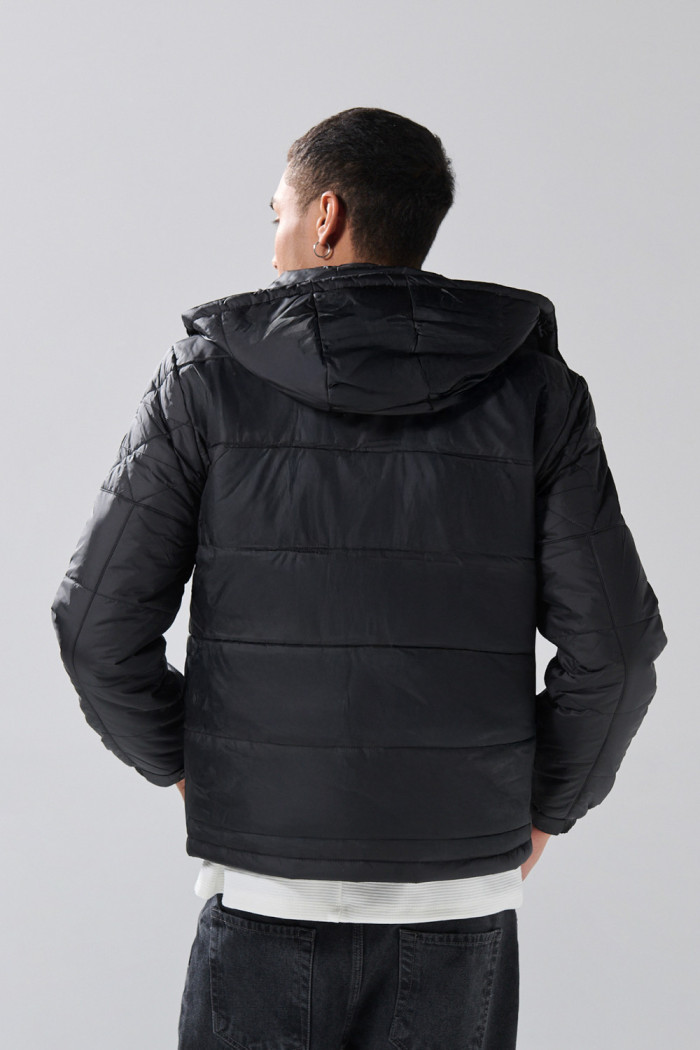 Chaqueta unicolor acolchada con capota y rombos
