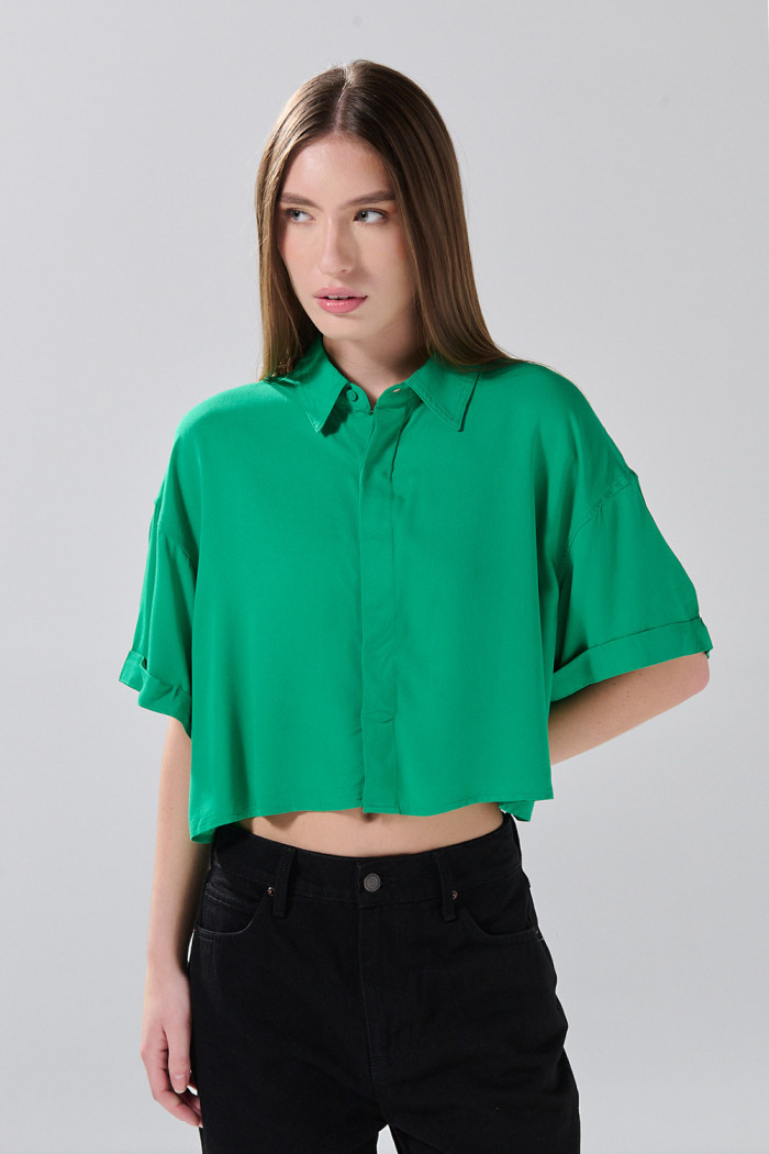 Blusa unicolor crop top con botones y manga corta