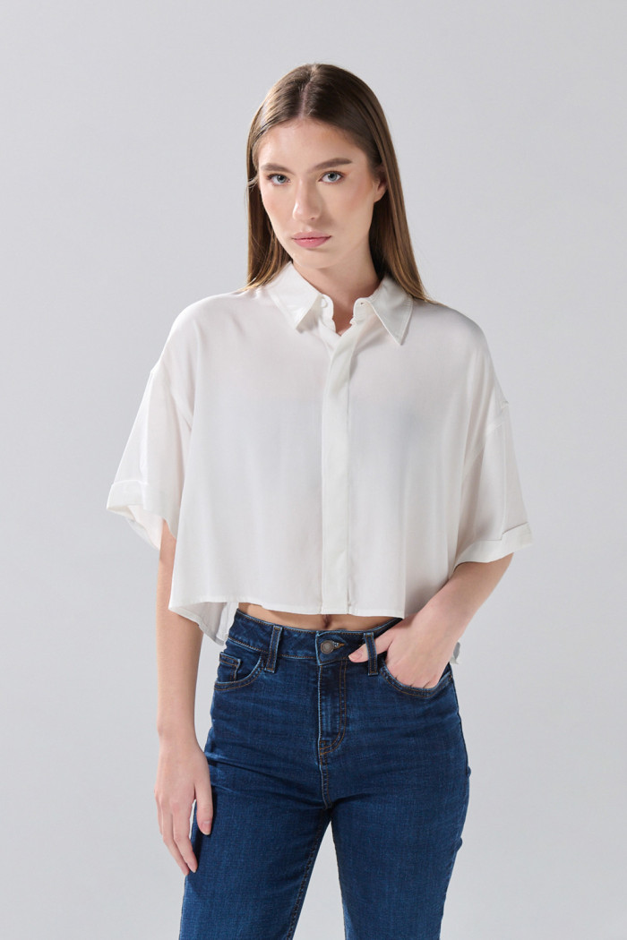 Blusa unicolor crop top con botones y manga corta