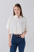 Blusa unicolor crop top con botones y manga corta