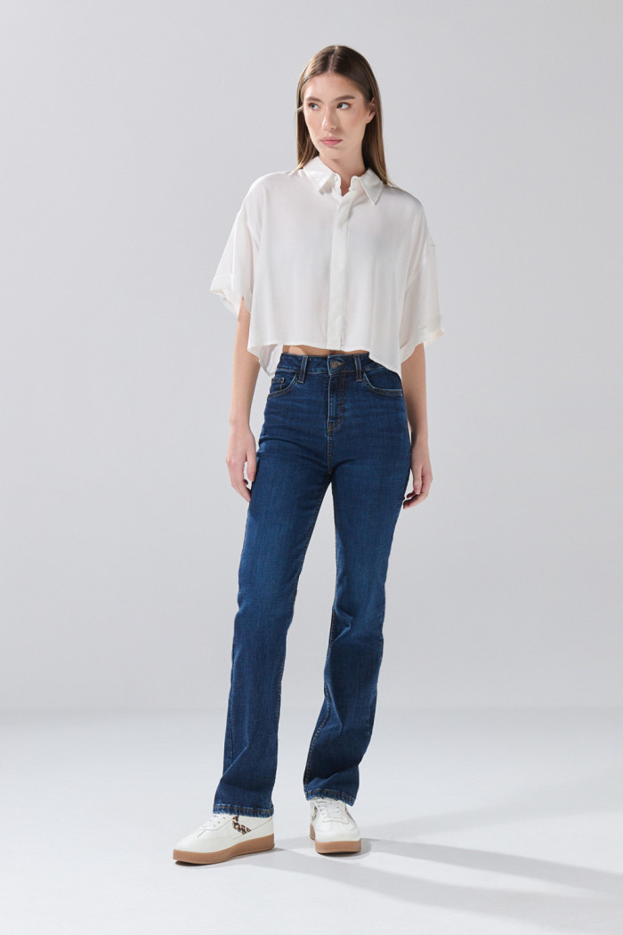 Blusa unicolor crop top con botones y manga corta