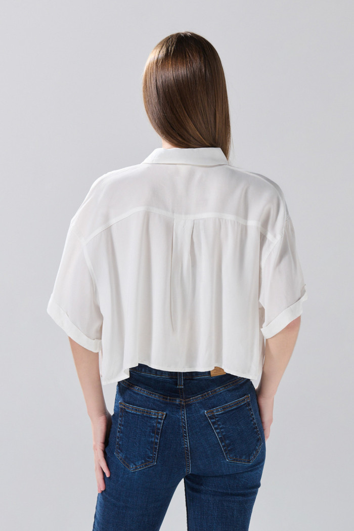 Blusa unicolor crop top con botones y manga corta