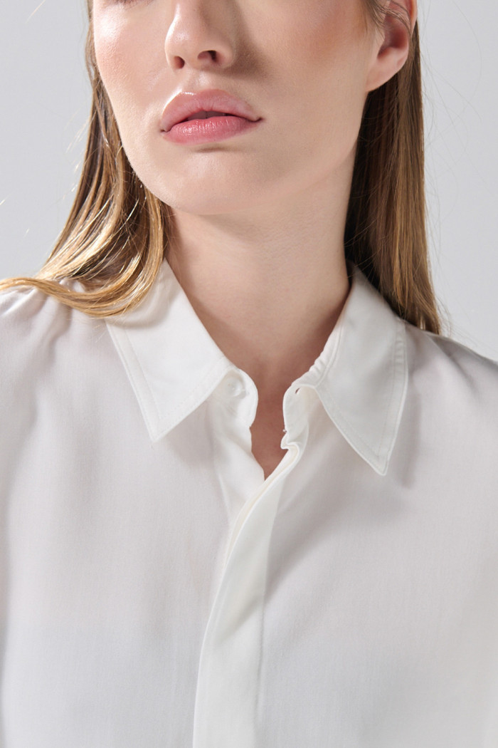 Blusa unicolor crop top con botones y manga corta